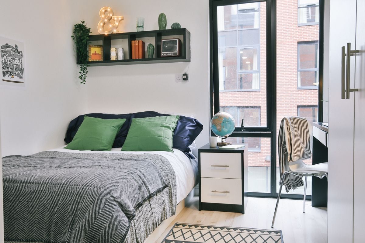 Classic 4 Bed Apartment - Internal Facing - room